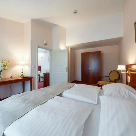 Hotel Raffaello Prague Exterior photo